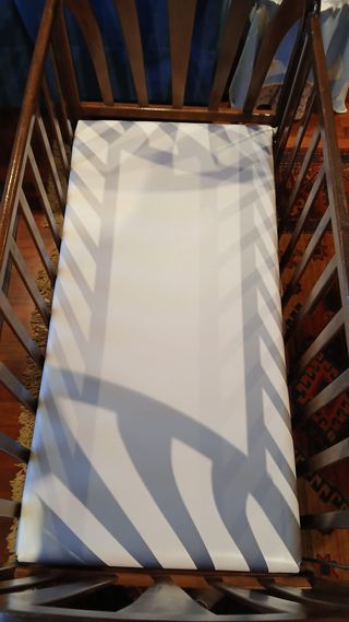 Cuna de madera con textiles