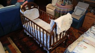 Cuna de madera con textiles