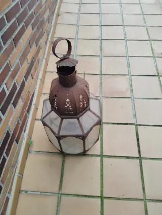 Candelabro de metal y cristal