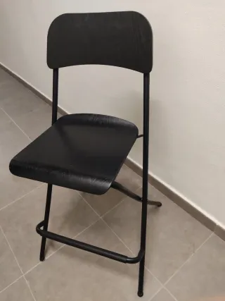 Taburete negro alto plegable IKEA