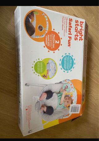 Hamaca bebé, incluye dos juguetes y es vibrador