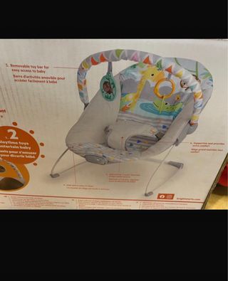 Hamaca bebé, incluye dos juguetes y es vibrador