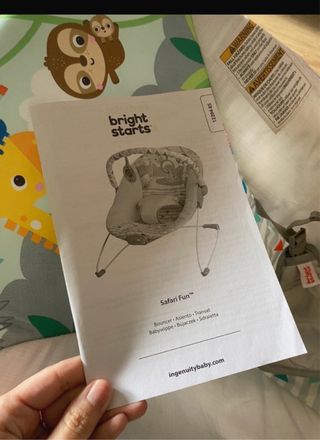 Hamaca bebé, incluye dos juguetes y es vibrador