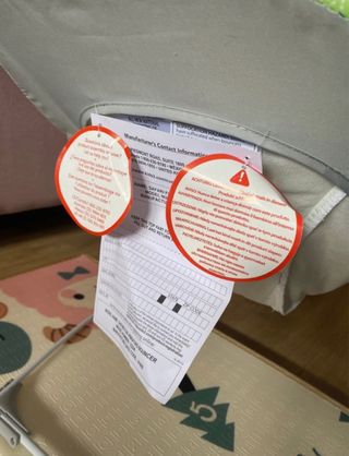 Hamaca bebé, incluye dos juguetes y es vibrador