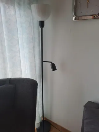 Lámpara de pie moderna negra y blanca