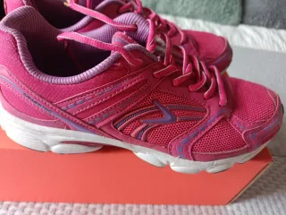 Zapatillas deportivas rosas y moradas