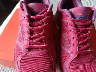 Zapatillas deportivas rosas y moradas