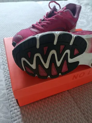 Zapatillas deportivas rosas y moradas