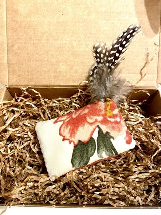 Caja de juguetes artesanales para gato