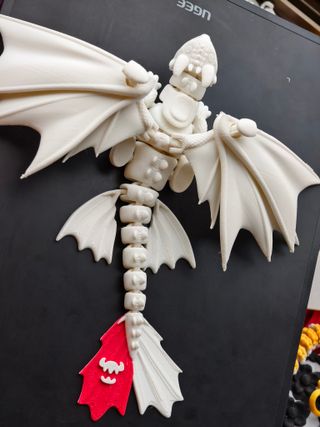 Figura articuladaToothless con alas plegables