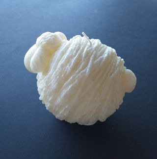 Candela a forma di pecora