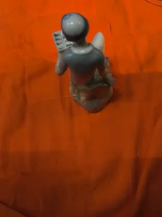 Figura niño leyendo con kipá