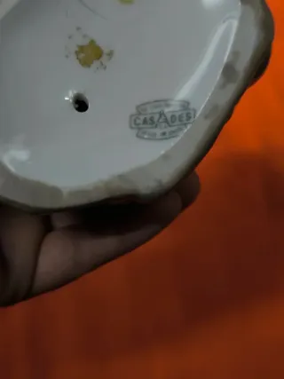 Figura niño leyendo con kipá