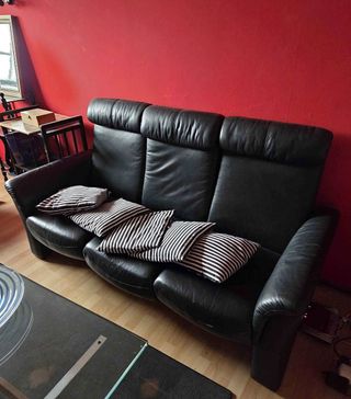 Sofá de piel negro