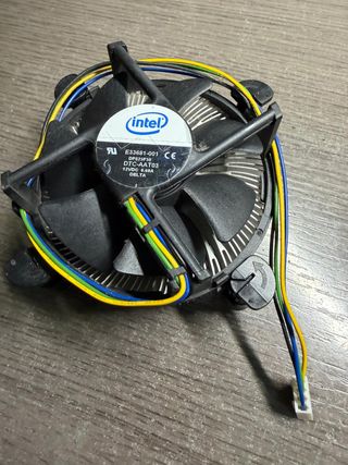 Intel Core 2 Duo E8400 + Cooler Intel Delta 0.60A