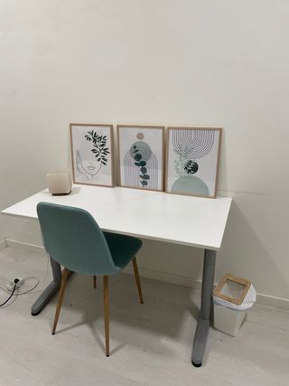 Mesa, Silla y 3 Cuadros Decorativos