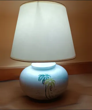Lámpara de mesa de cerámica palmeras