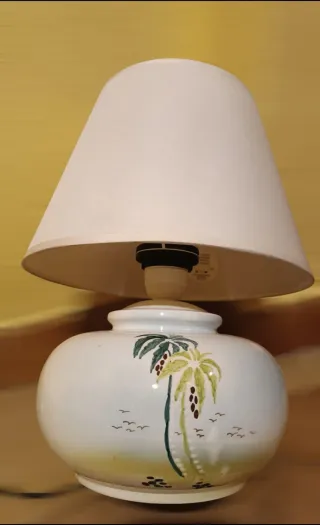 Lámpara de mesa de cerámica palmeras