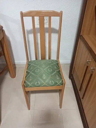 Mesa de comedor y 6 sillas de madera