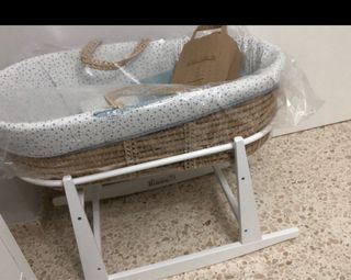 Moisés para bebé de mimbre con soporte