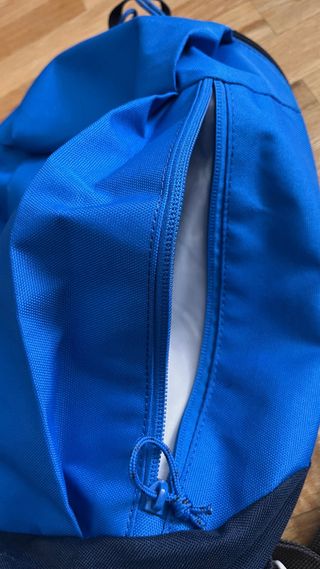 Mochila Quechua Azul y Negra