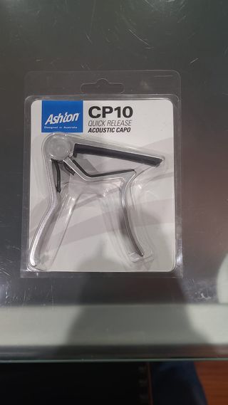 GUITARRA ELECTROACUSTICA AZUL, EN BUEN ESTADO.