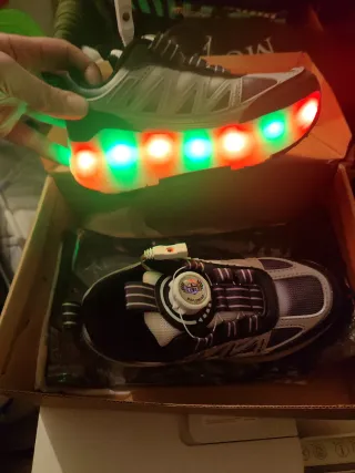Zapatillas con ruedas y luces LED