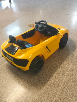 Coche eléctrico infantil amarillo