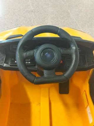 Coche eléctrico infantil amarillo