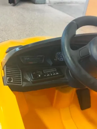 Coche eléctrico infantil amarillo