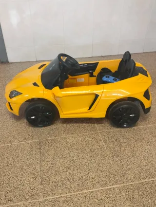 Coche eléctrico infantil amarillo