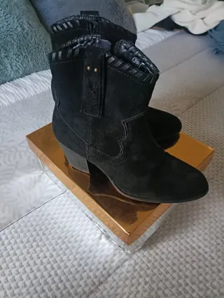 Botines negros de ante