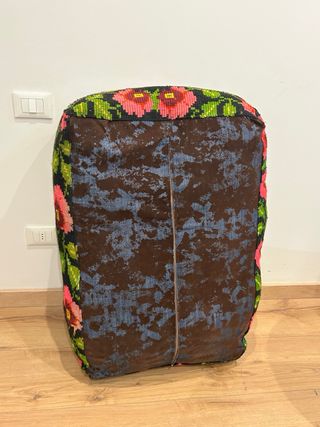 Pouf in tessuto nero e multicolore