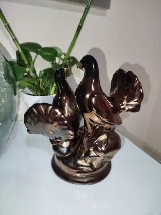 Figura de porcelana de palomas