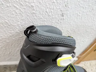 Patines en línea negros y grises