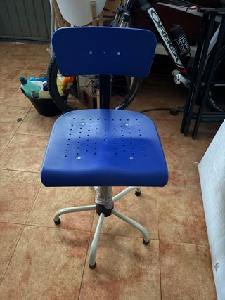 Silla azul para máquina de coser