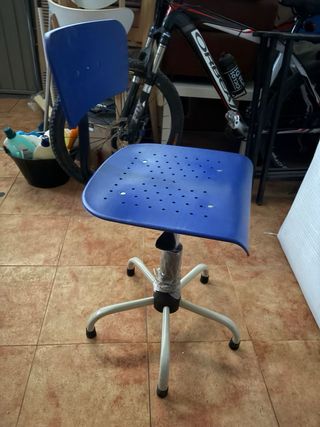 Silla azul para máquina de coser