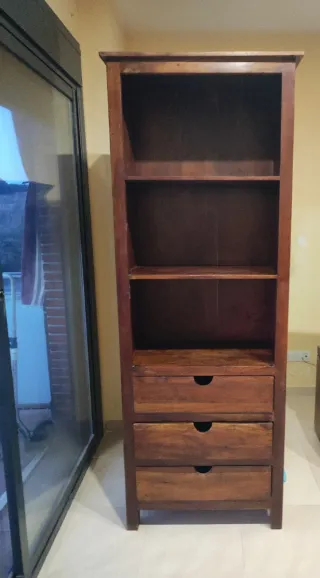 Vitrina de madera marrón