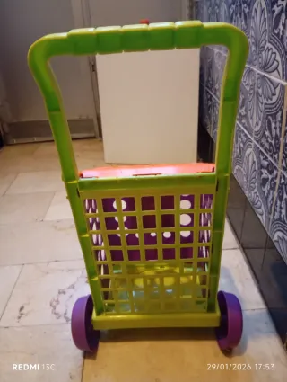 Carrito infantil para ir al supermercado.