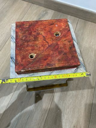 Pedestal madera antiguo dorado y rojo