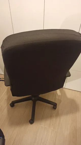 Silla de oficina negra