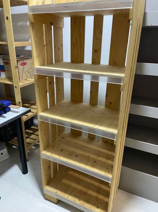 Estantería de madera. Riel para precios