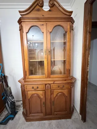 Vitrina de madera con puertas de cristal