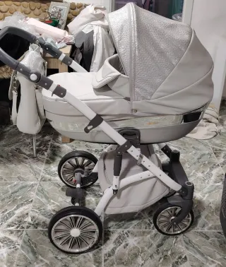 Carro de bebé plateado