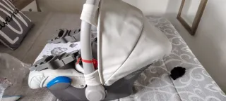 Carro de bebé plateado