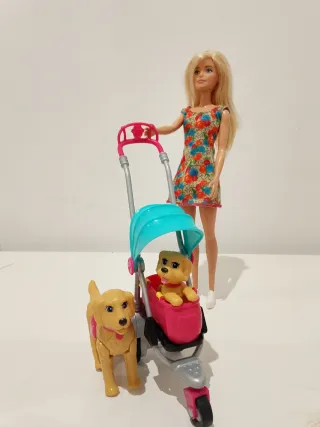 Barbie Paseadora de Perros con Cochecito y 2 Perri