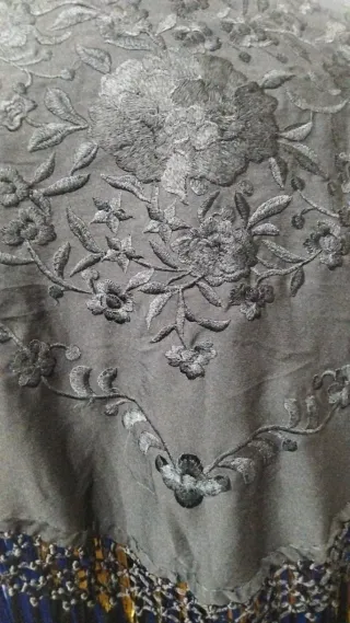 Mantón bordado seda natural negro y azul