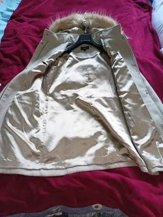 Elegante abrigo con capucha color crema