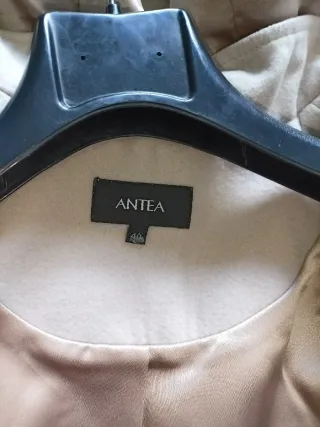 Elegante abrigo con capucha color crema