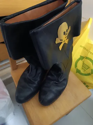 Botas Piratas Negras con Calavera Dorada